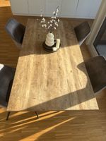 Holz Tisch mit vier stühlen