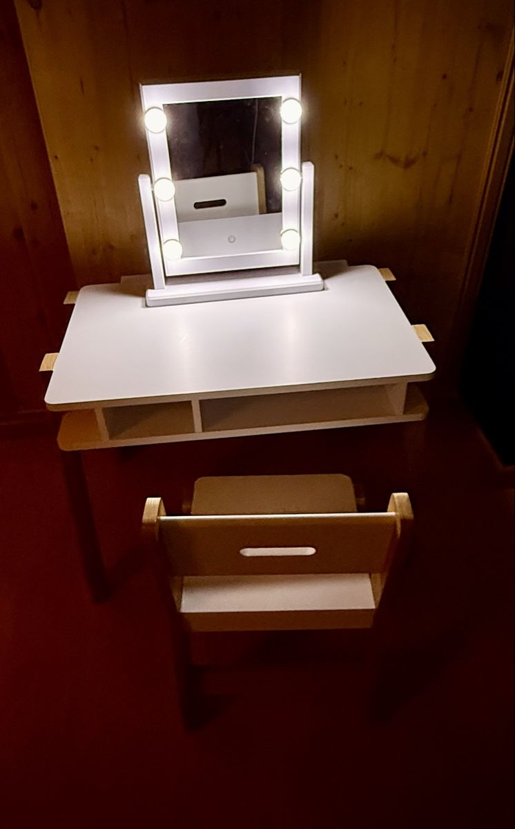 Scrivanie: Bureau/coiffeuse pour enfants – Usato da Renan BE venduto da atila08