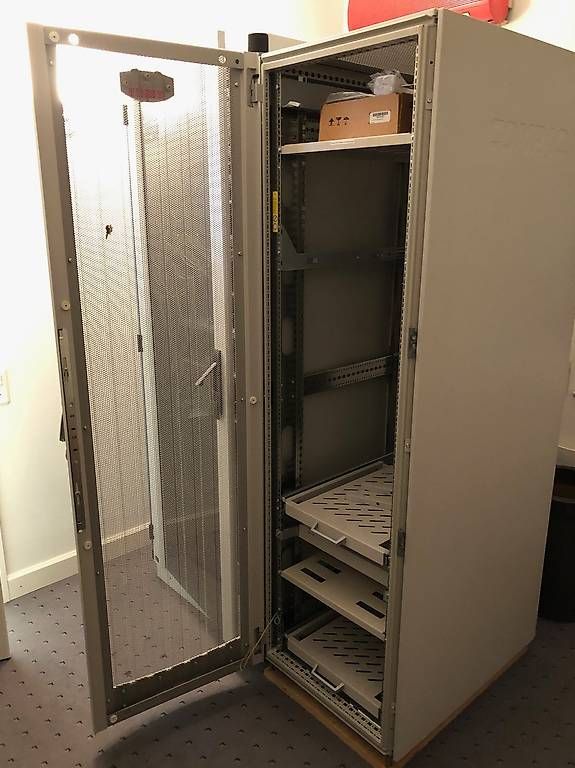 Racks & Ständer: Netzwerkschrank / Computer Rack inkl. Zubehör – Gebraucht aus Arbon von Bullinger 2