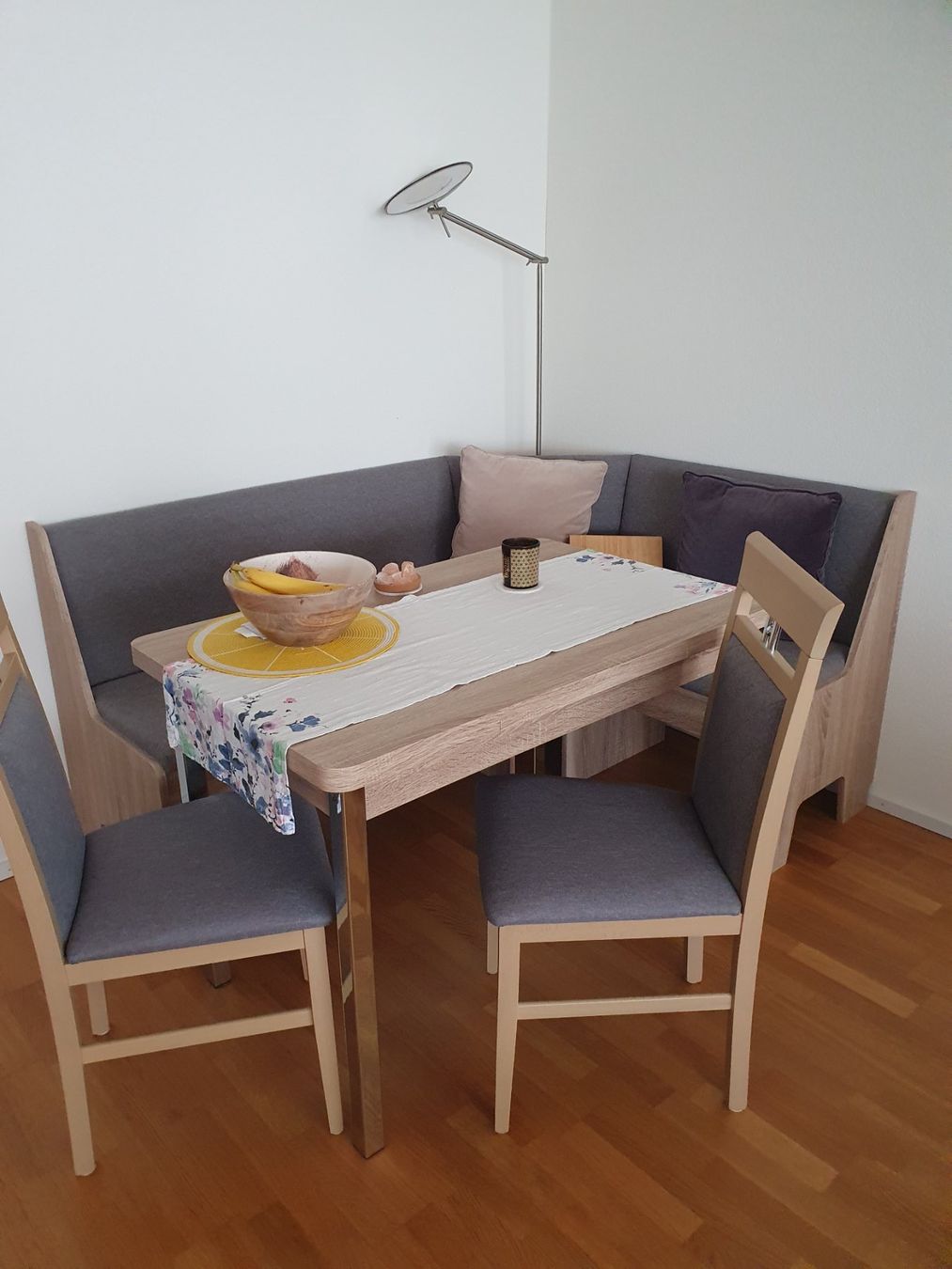 Set di tavolo e panche: Küchenecke und Tisch – Usato da Herrenschwanden venduto da divanova