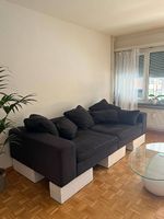 Sofa mit Kissen und Sofabezug