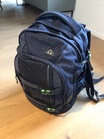 Schulrucksack Satch dunkelblau grünen Akzenten
