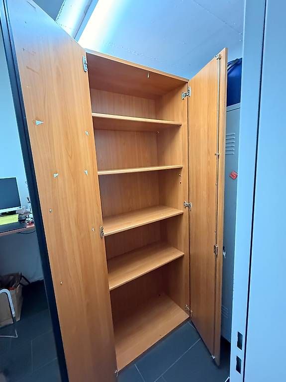 Armadi: Gratis Abholen: Hochschrank. Einwandfrei  – Usato da Muri AG venduto da Rasa93 1
