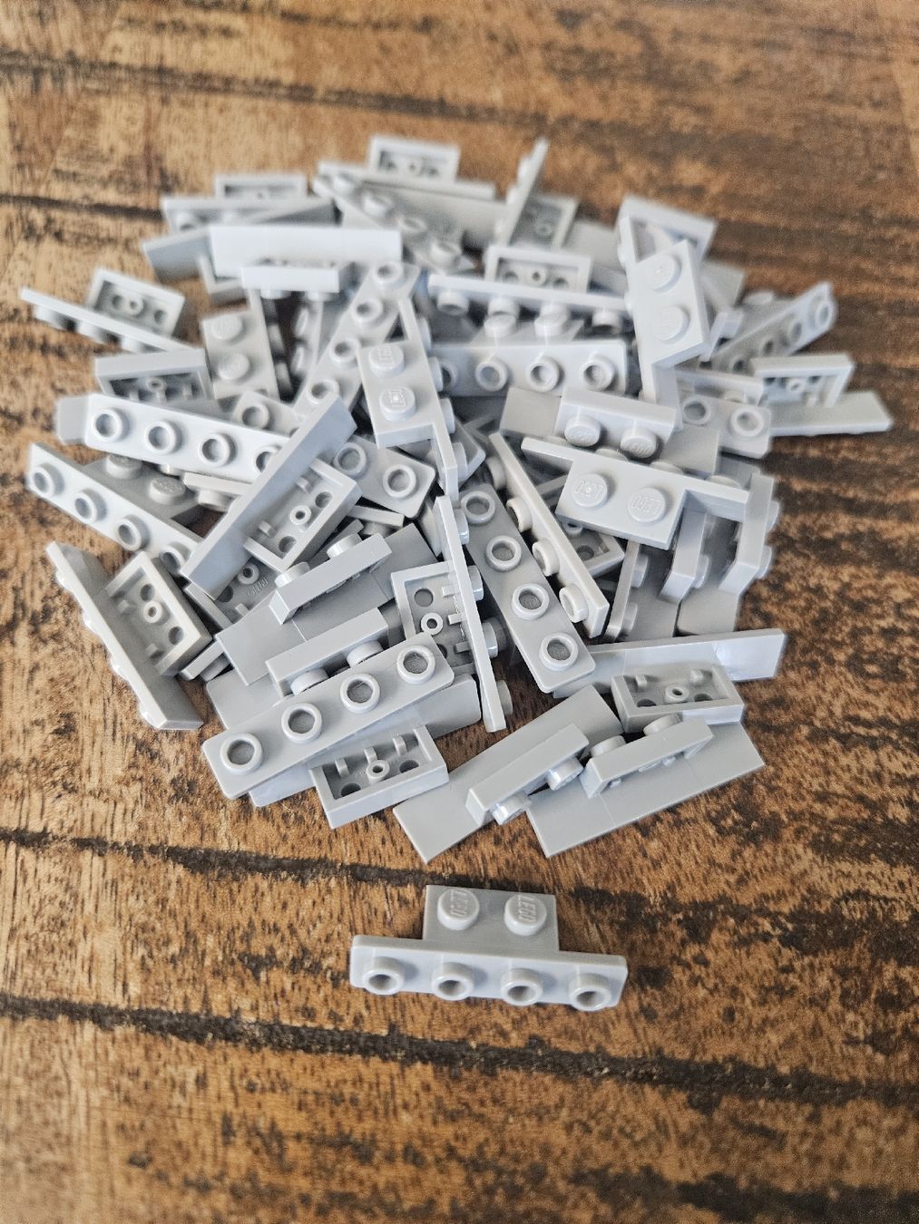 Lego Kit di costruzioni: lego 28802 lot de 50 pièces Light Bluish Gray Bracket – Usato da Confignon venduto da Ecrofigs