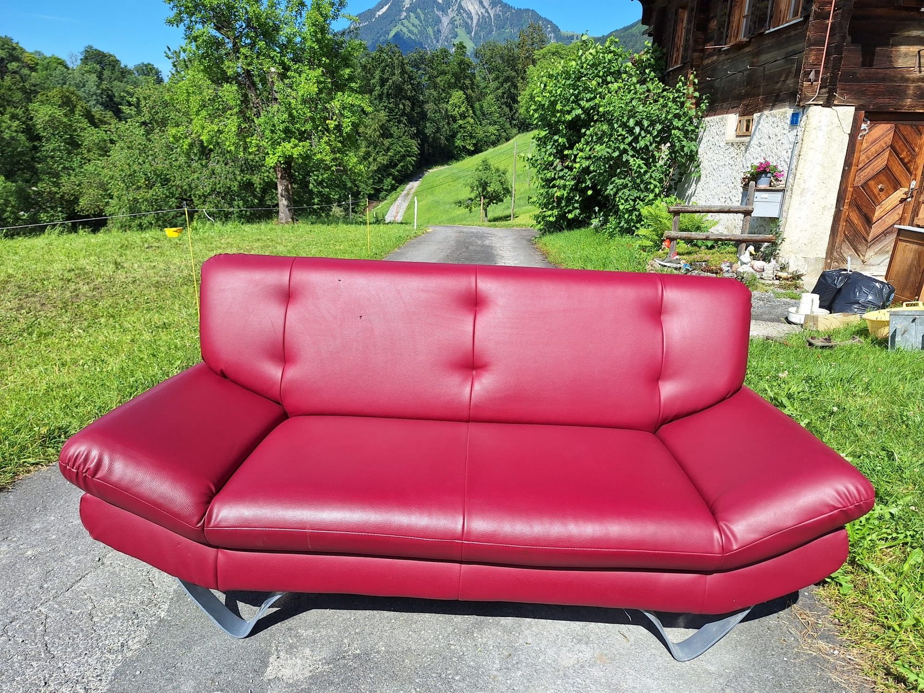 Divani: gebrauchtes bordeauxrotes Sofa – Usato da Kerns venduto da Ueli73