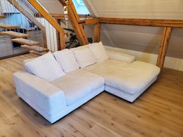 Gemütliches Sofa mit Cordbezug.