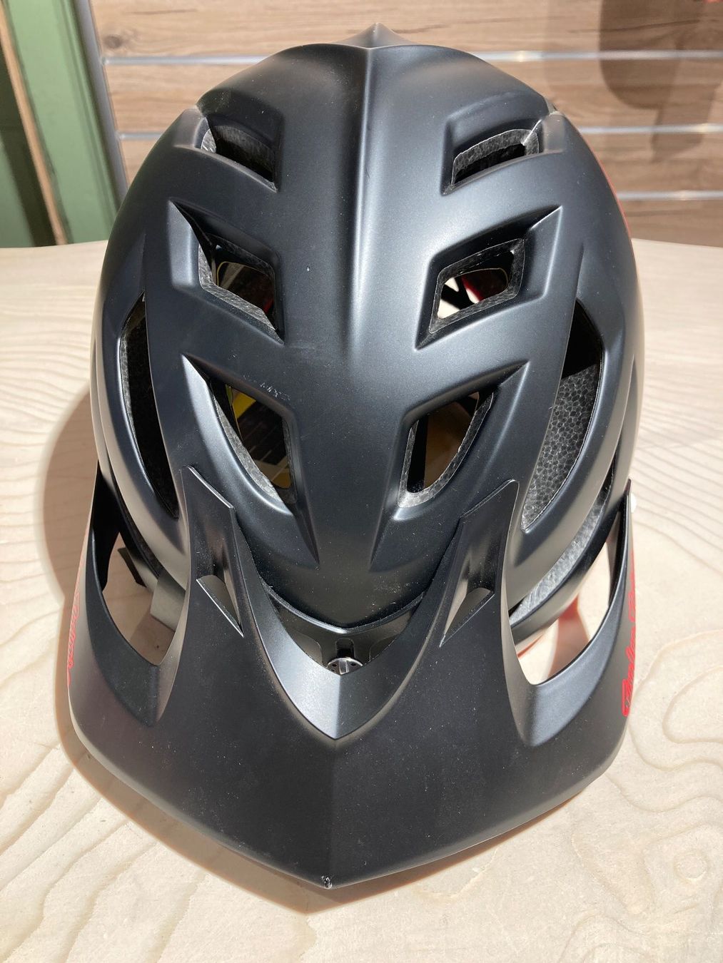 Troy Lee Caschi: Troy Lee A1 Mips Helm Classic Black/Red, Small – Nuovo (secondo la descrizione) da Lauterbrunnen venduto da Imboden-Bike