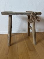 Hocker aus recyceltem Holz 