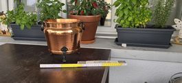 Kupfertopf mit Griffen und Fuss Dekor gehämmert 
