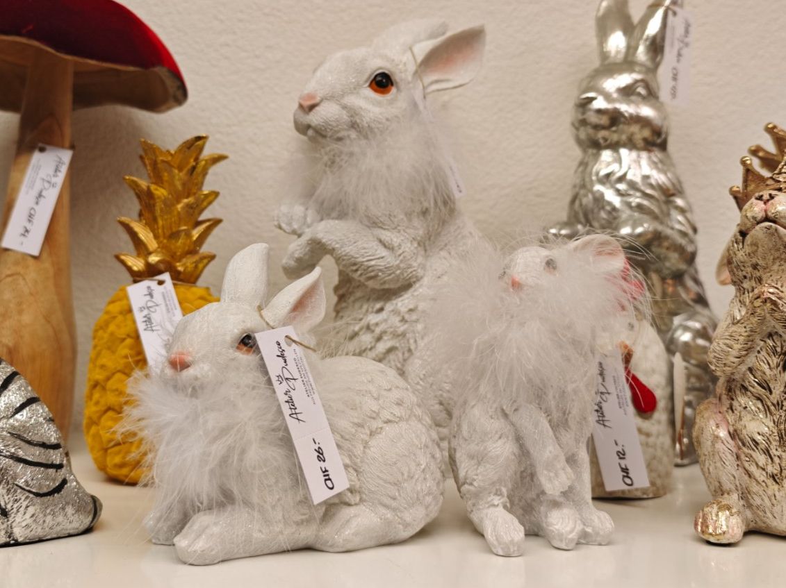 Statuette: Hase mit Federn und Glitzer Weiss – Nuovo e nell'imballaggio originale da Schaffhausen venduto da AtelierPudesco 5