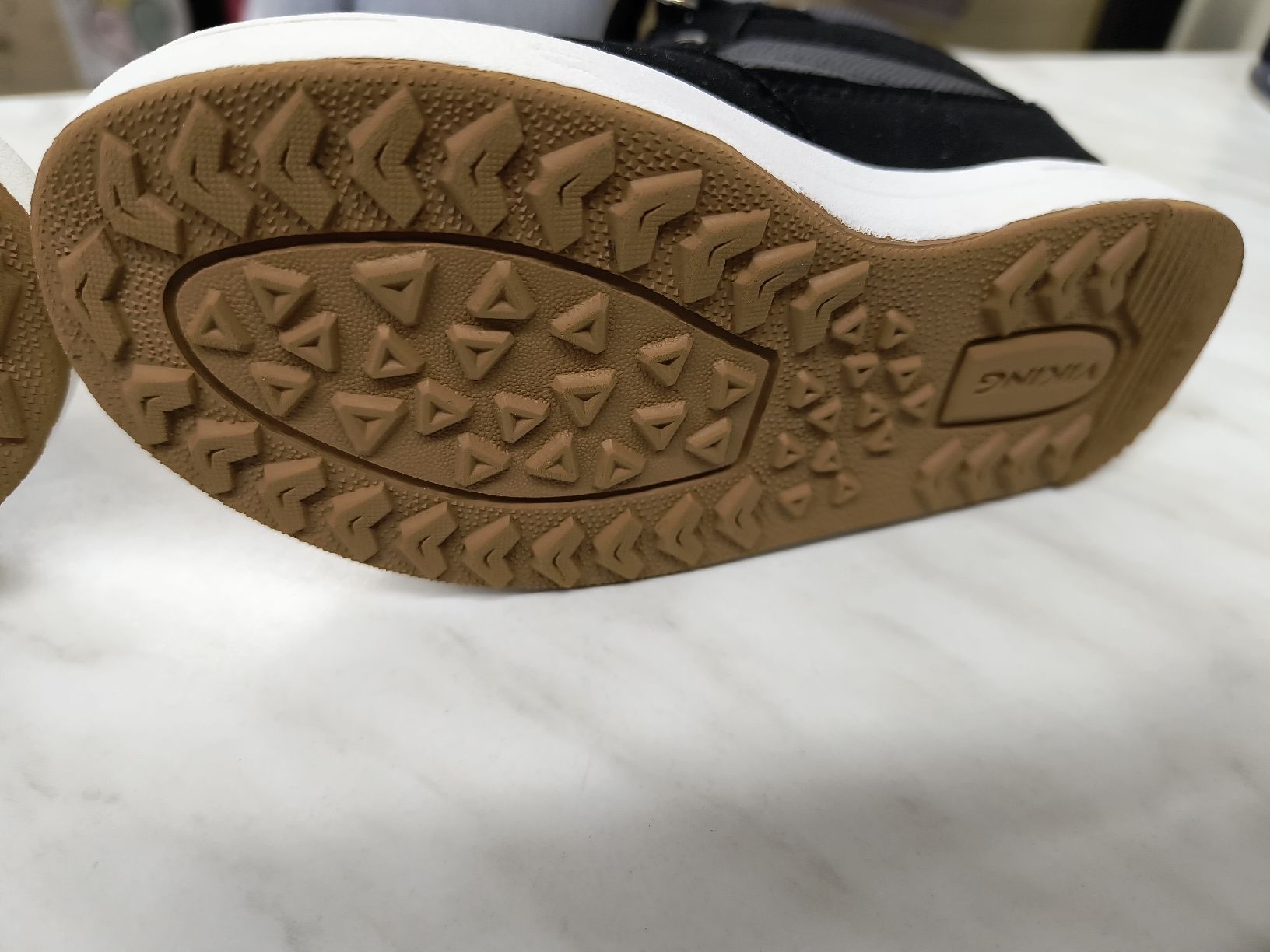 Viking Scarpe per ragazzi: Turnschuhe schwarz Gr. 24 Viking – Usato da Schöfflisdorf venduto da kin_2dp9 3