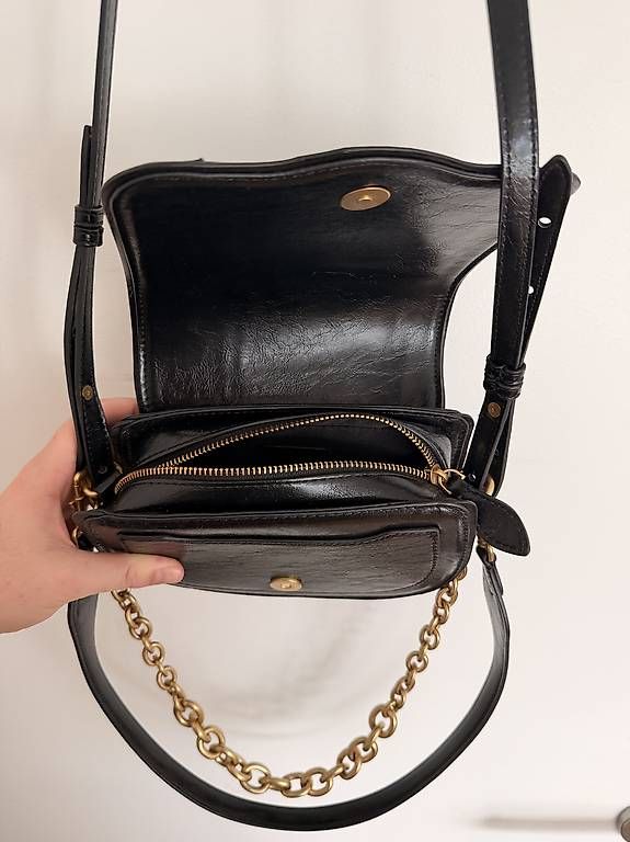 Taschen für Damen: Schwarze Tasche mit Goldkette, ZARA – Gebraucht aus Neuenegg von sina.lndr 2