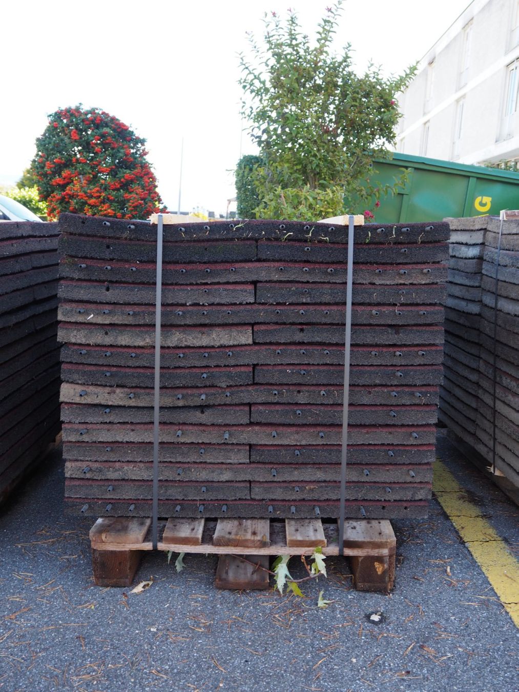 Revêtements de sol: Fallschutzmatten rot – D'occasion à Zürich par reMaterial 1