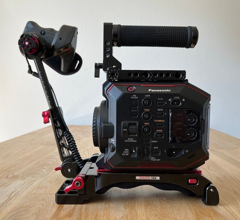 Panasonic EVA1 Cinecam mit Zacuto Shoulder-Rig und Zubehör (Gebraucht ...