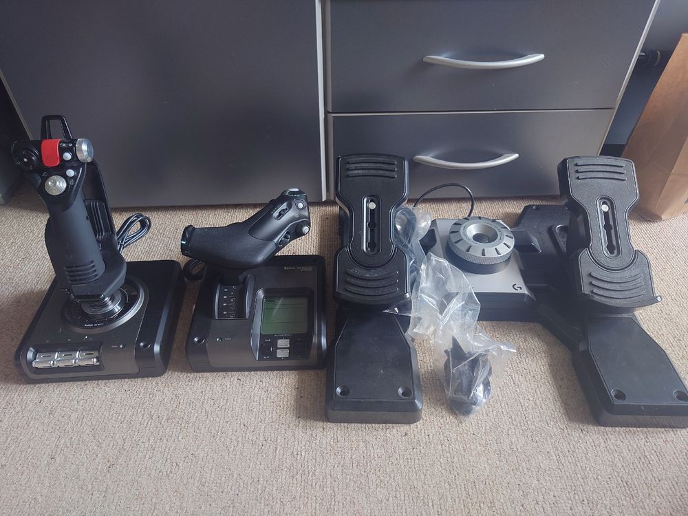 Saitek X52 Pro & Saitek ProFlight Rudder Pedals, Neuwertig (Neu (gemäss ...
