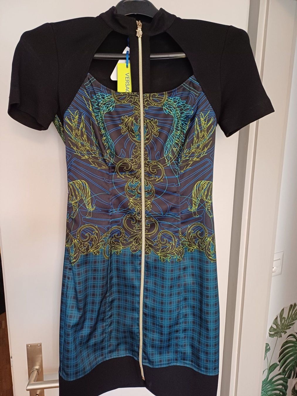 Versace Vestiti: Etuikleid Versace mit cut-out cocktail robe Gr 36 – Nuovo e nell'imballaggio originale da Zürich venduto da Zarzilla