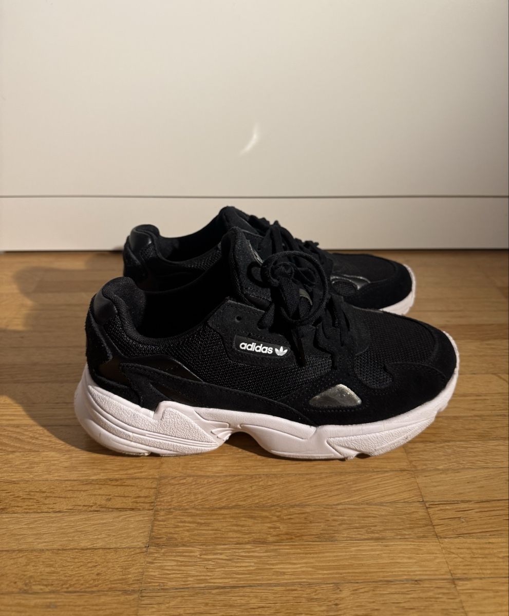 Adidas Scarpe da donna: Schwarze Adidas Falcon Sneaker, Grösse 38 – Nuovo (secondo la descrizione) da Teufen AR venduto da chi_h55m