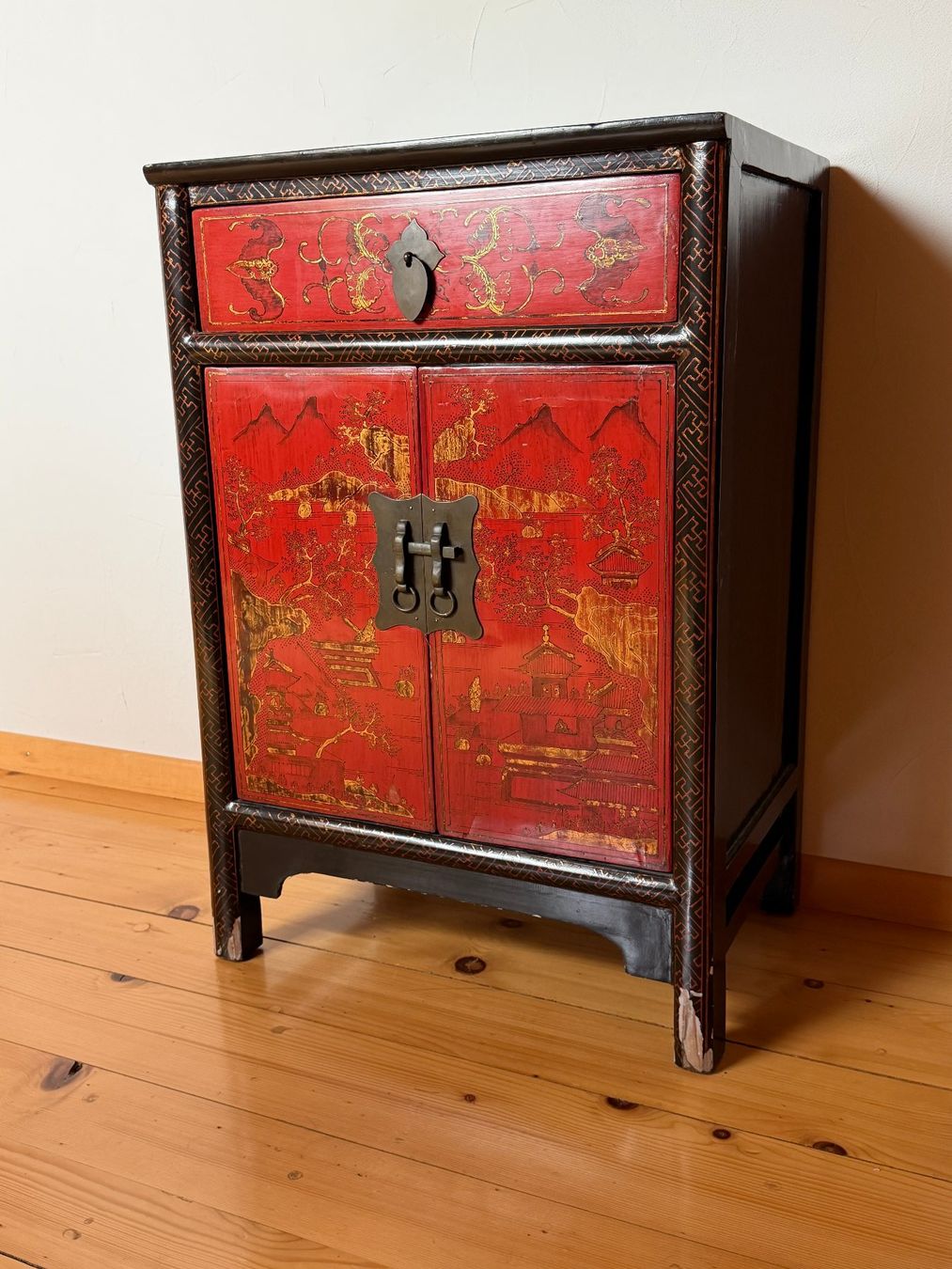 Cassettiere: Asiatische Kommode, rot-schwarz, antik – Usato da Wil SG venduto da Diomaiuta61