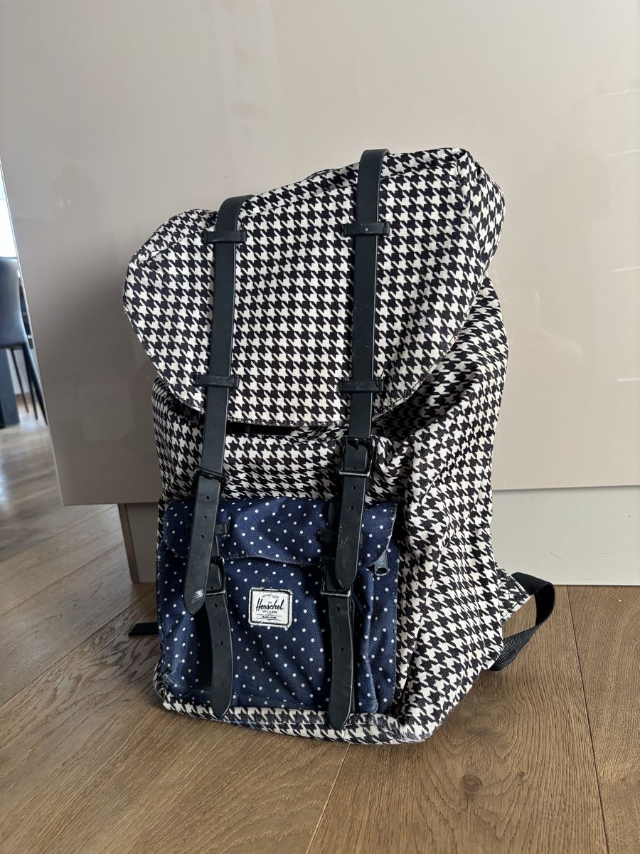 Herschel Zaini: Herschel Rucksack schwarz/weiss karriert – Usato da Männedorf venduto da giu_wm6d 1