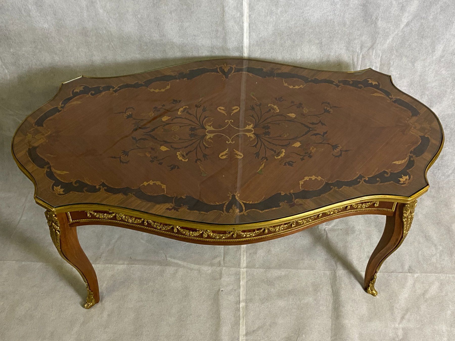 Tische: Table de salon de style Louis XV  marqueterie. – Gebraucht aus geneve von louisart