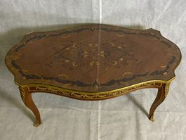 Table de salon de style Louis XV  marqueterie.