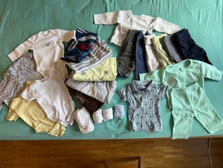 Lots de 27 habits 56 été, chaussettes, 6 bavoirs, peignoir