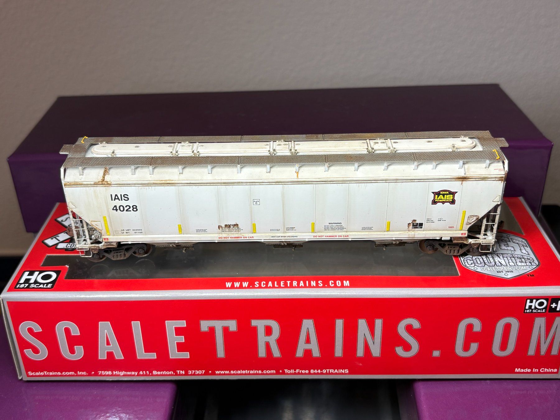Modellini di ferrovie: Scaletrains rivetcounter IAIS covered hopper mit Weathering – Nuovo (secondo la descrizione) da Cham venduto da scamps01 8