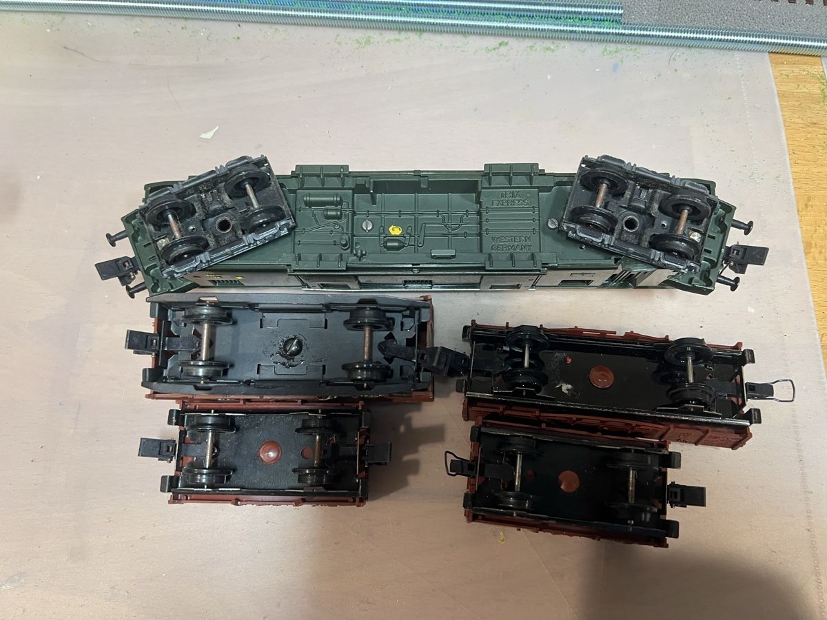 Trix Modelleisenbahnen: Div Trix Güterwagen und Personenwagen – Gebraucht aus Dübendorf von Troggy 2