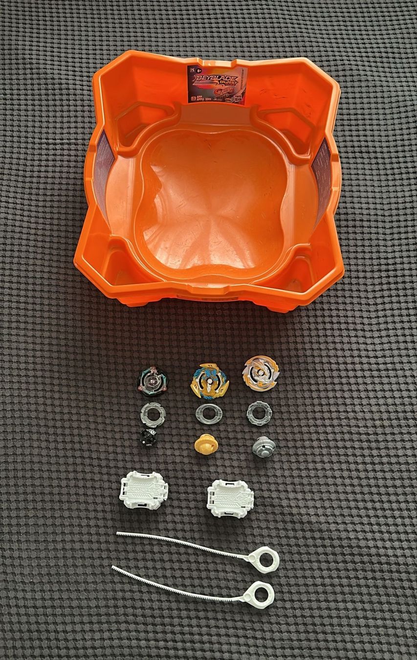 Giocattoli: beyblade Arena mit drei Blades – Usato da Kloten venduto da smo_xv5q