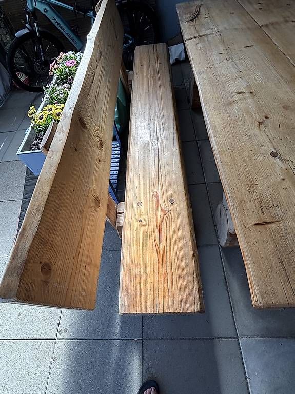 Set di tavolo e panche: Massiver Tisch mit zwei Bänke – Usato da Biberen venduto da frigemo 3