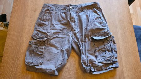 Kleider / Herren / Hose / Kurze Hose, Grau, Grösse: W34 / M