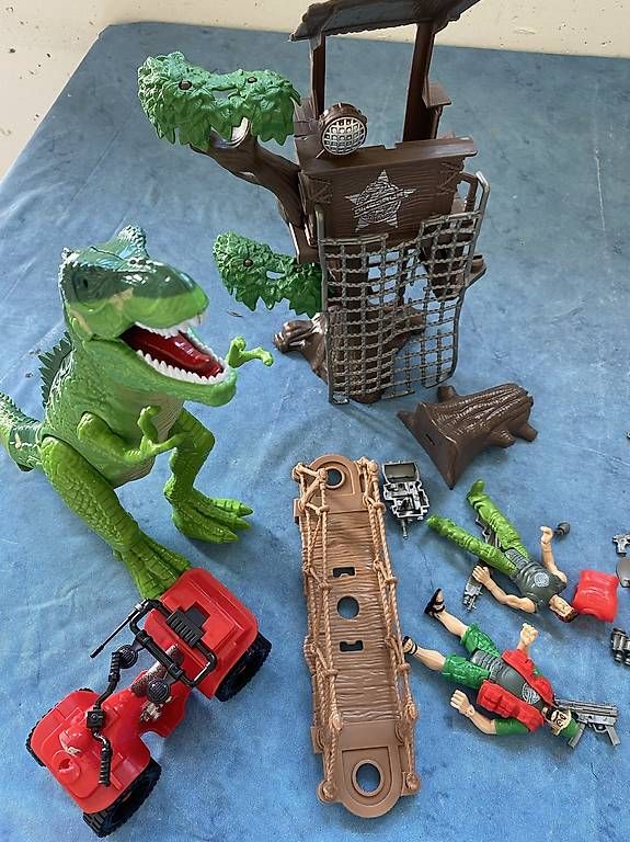 Spielzeuge: Dino Spiel Set  – Gebraucht aus Binz von kat_s2w7