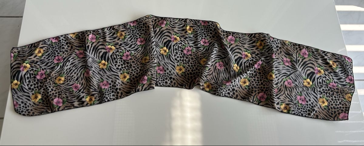 Foulards, Tücher & Schals: Scarf animal print floral pattern – Neu (gemäss Beschreibung) aus Saland von ele_vc96