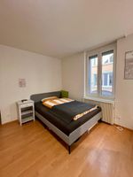 Bett mit Blauem Rand