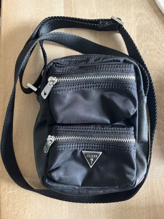 Guess Umhängetasche Schwarz Nylon klein