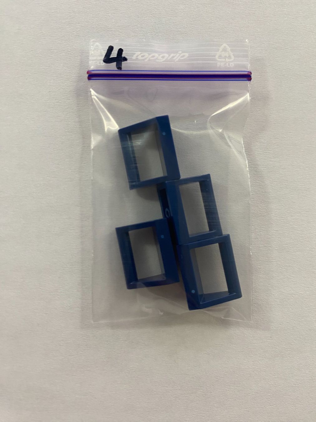 Lego Giocattoli: Lego Dark Blue Tile, Modified 1 x 2 with Bar Handle 4 Stück – Nuovo (secondo la descrizione) da Weingarten-Kalthäusern venduto da McGmavlo 1