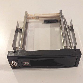 Custodie: Wechselrahmen für SATA Festplatte 5,25" oder 3,5'' Schacht – Usato da Uetikon am See venduto da Tomarrani