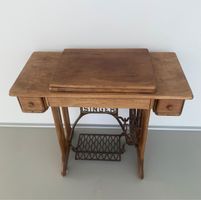 Singer Nähmaschine antik, mit Tisch