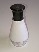 Neuwertiger Zerkleinerer/Gemüseschneider mit Messbecher