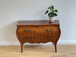 Antike Kommode im Barock- oder Rokokostil