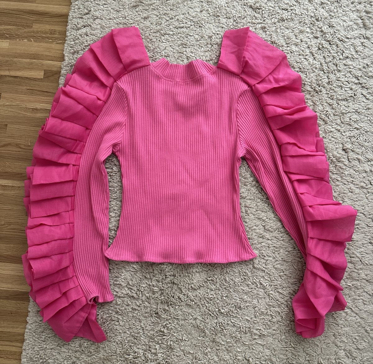 Pulls & Sweat-shirts: Pullover pink mit Rüschenärmel – D'occasion à Dübendorf par Magis_Stuff 4