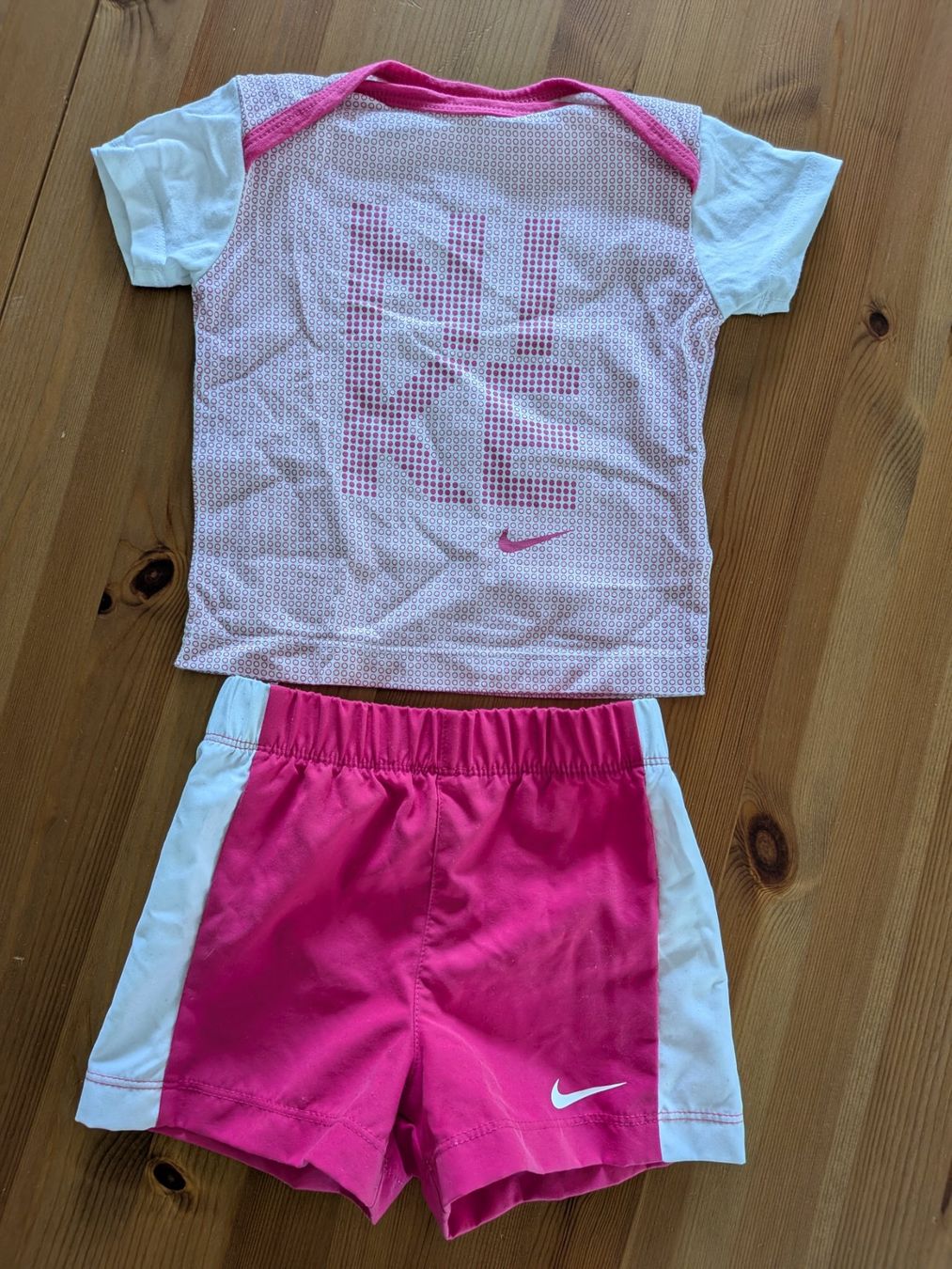 Nike Pantaloni: Nike Set Mädchen 68-74 neu – Nuovo (secondo la descrizione) da Itingen venduto da marylin12