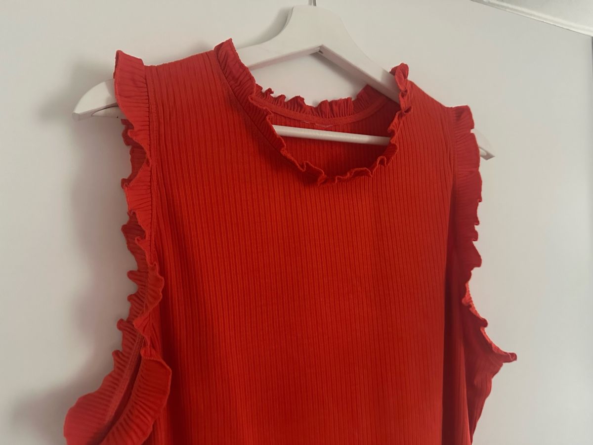 H&M T-shirt: T-SHIRT mit Rüschen. Gr. 42 – Nuovo (secondo la descrizione) da Flawil venduto da mar_9chb 1