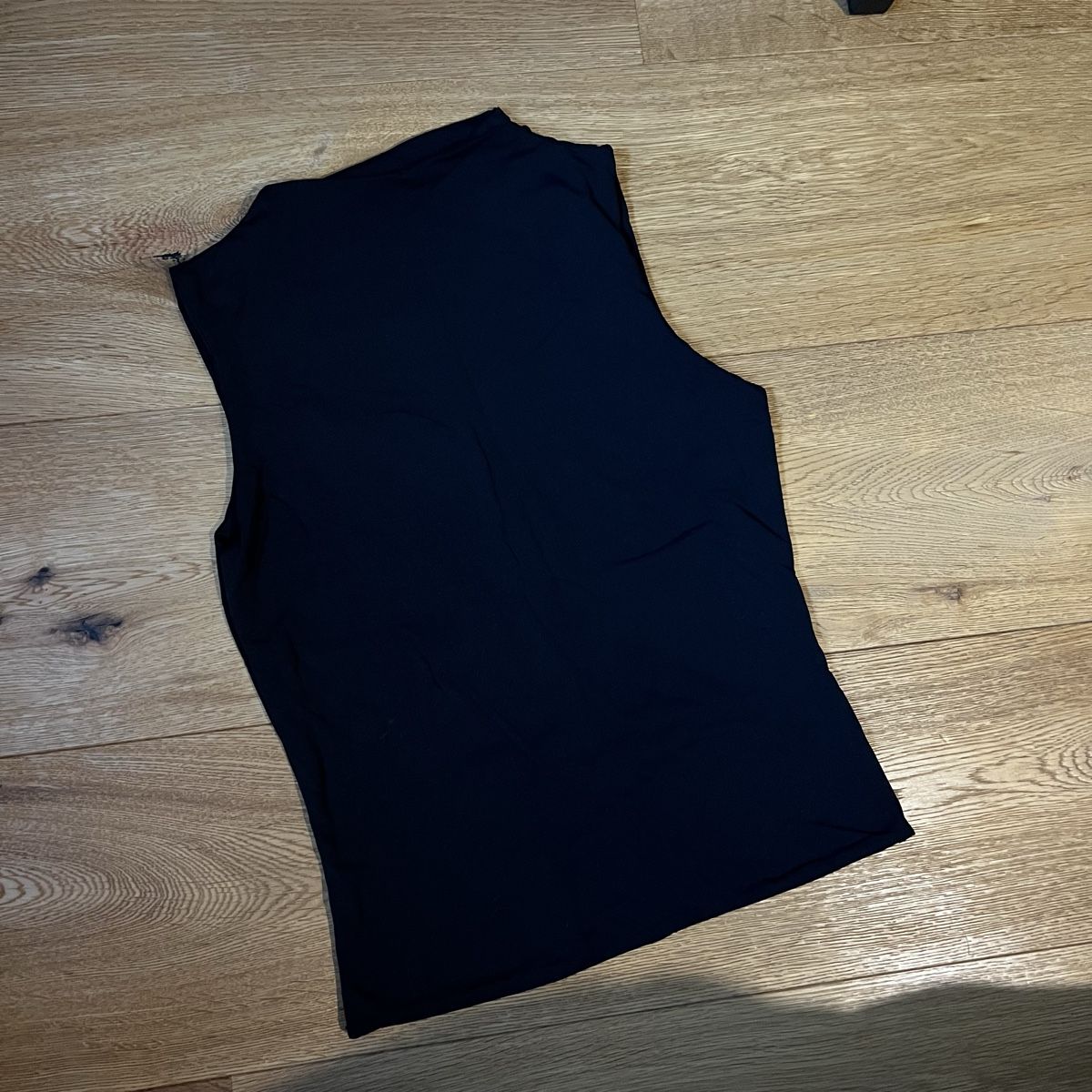 Top: Schwarzes Top mit hohem Kragen – Nuovo (secondo la descrizione) da Chur venduto da noe_mh8b