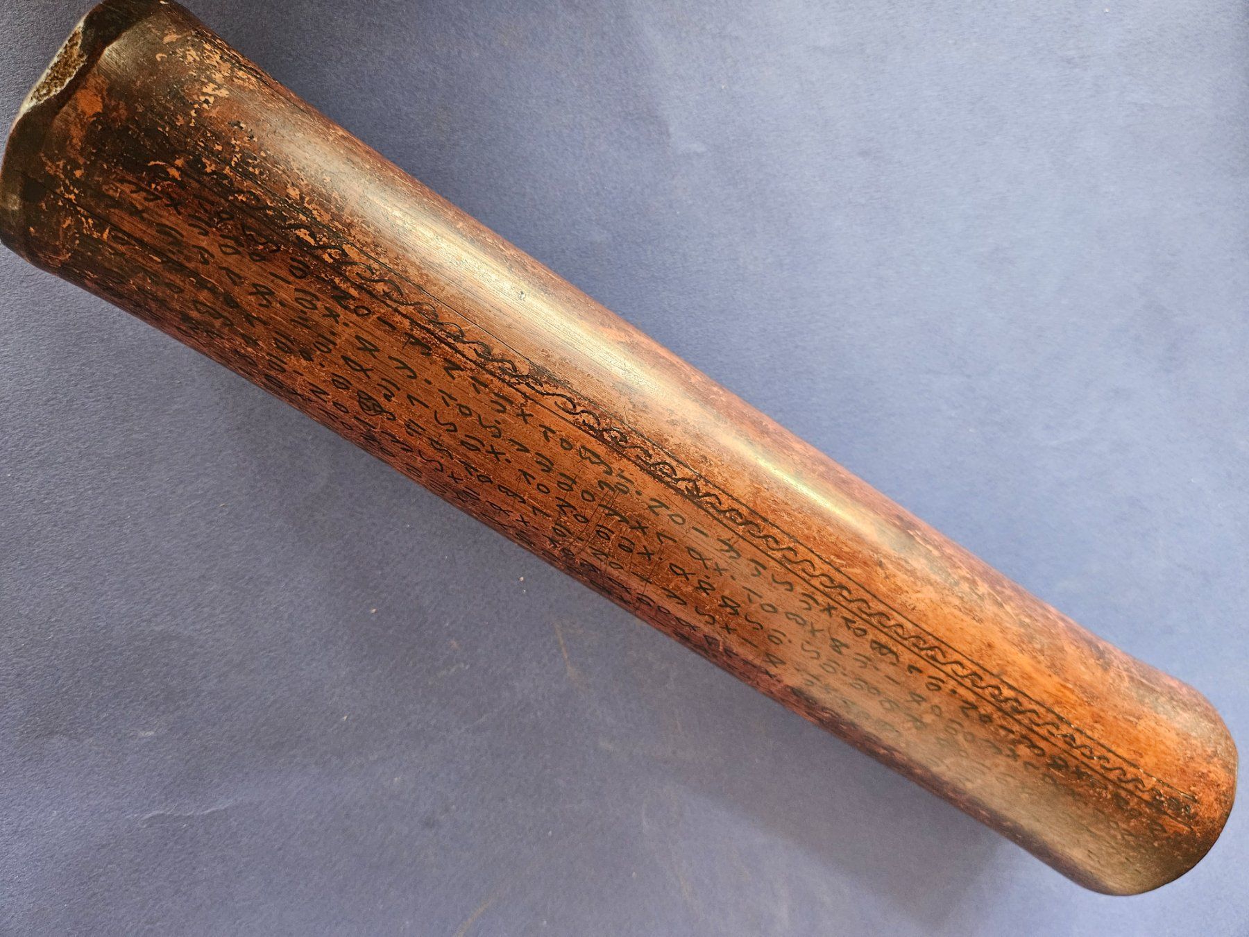 Articoli in legno: Antiker Bambusrohr-Kalender Borneo. – Usato da Wisen SO venduto da gralstrand