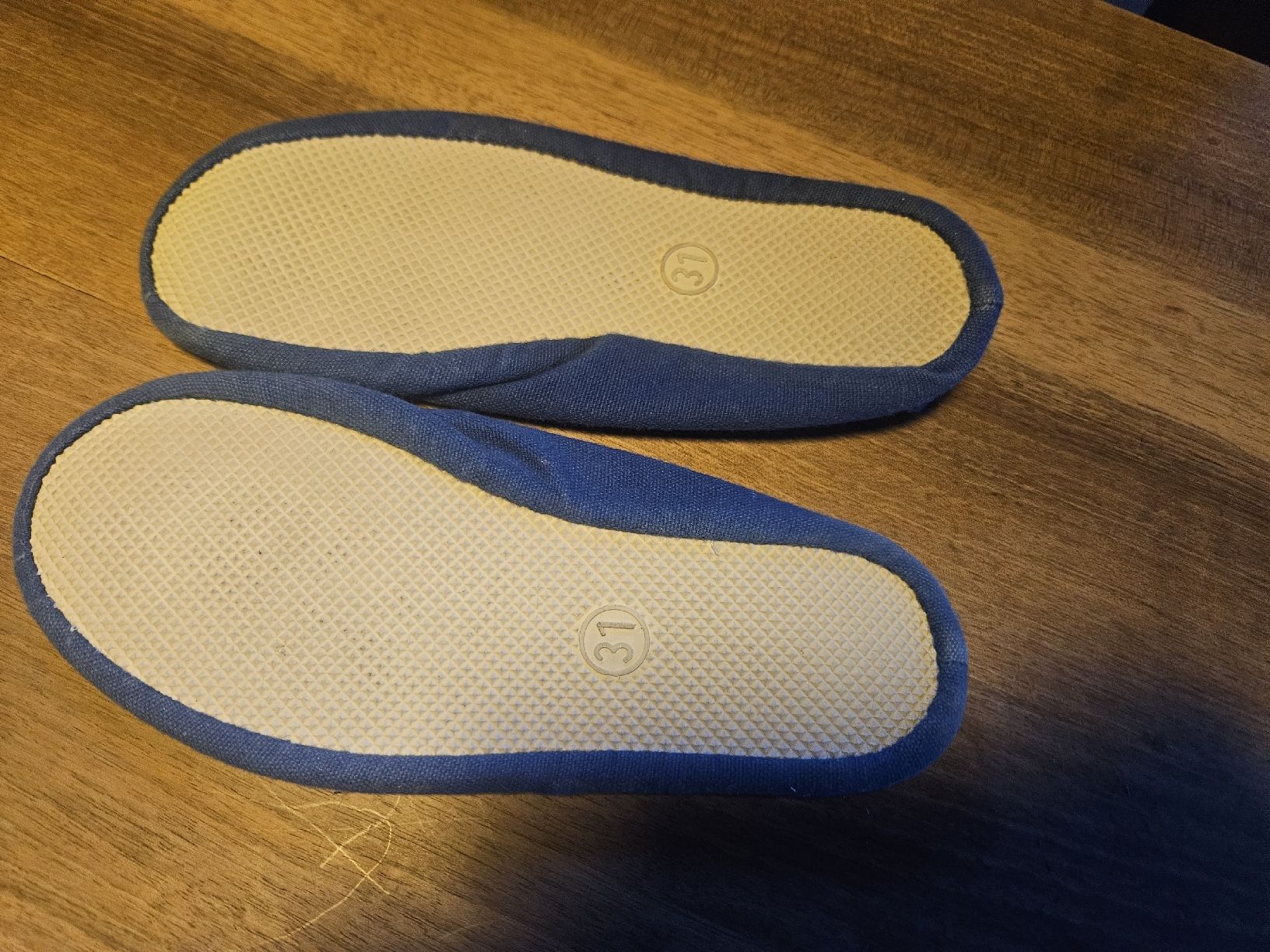 Scarpe per ragazzi: Blaue Gymnastikschuhe Grösse 31 – Usato da Spiez venduto da ann_y7bb 1