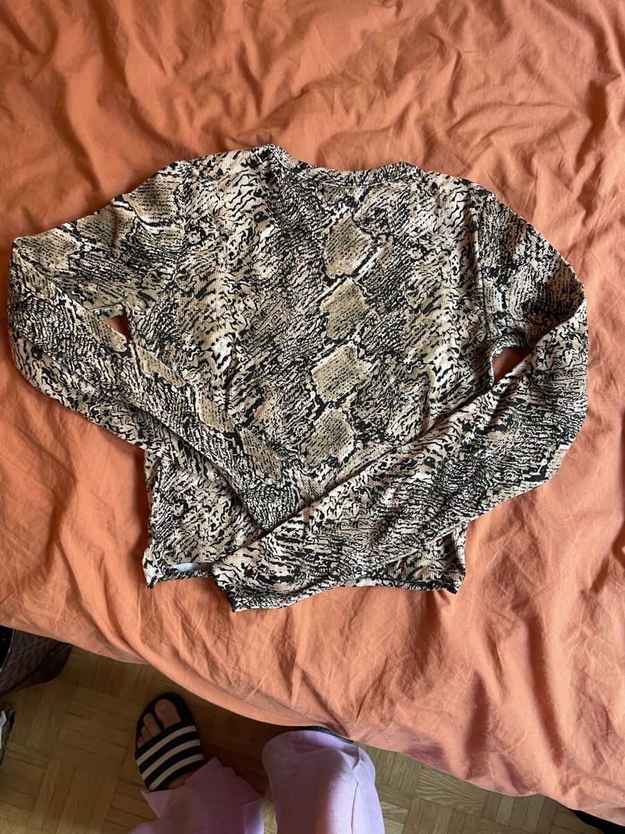 Bershka Top: Langarmshirt/Top, Schlangenmuster Schlangen Optik, Gr. S – Nuovo (secondo la descrizione) da Zürich venduto da Carlajimena 6