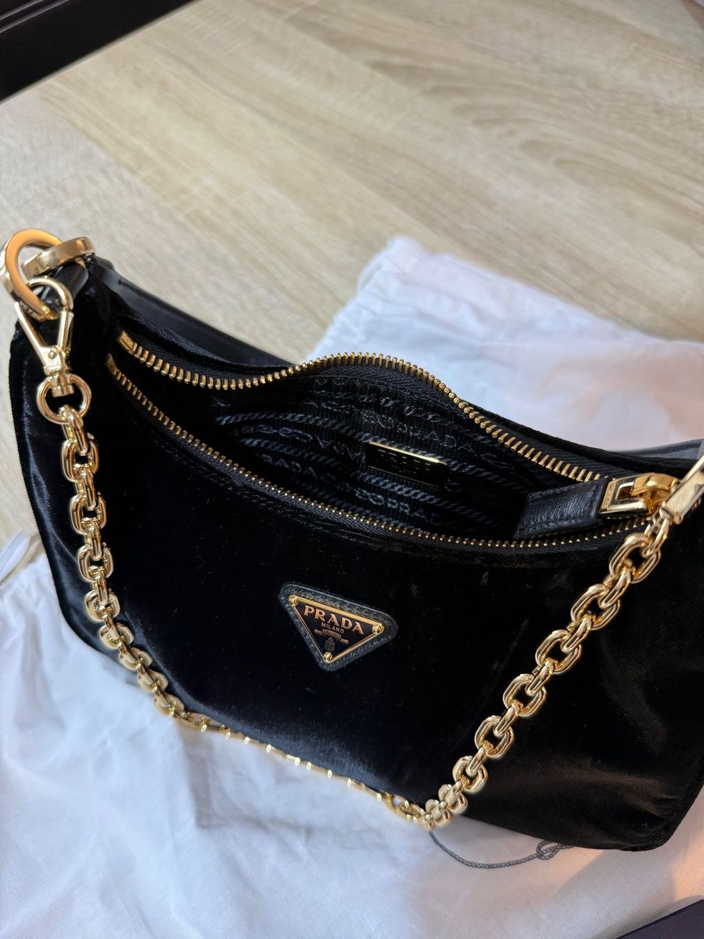 Prada Borse da donna: Prada Re-Edition Mini Bag aus Samt - Schwarz - 1BC204 – Nuovo e nell'imballaggio originale da Uster venduto da rot_7zm6 1