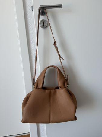 Elegante braune Handtasche aus Kunstleder, neu
