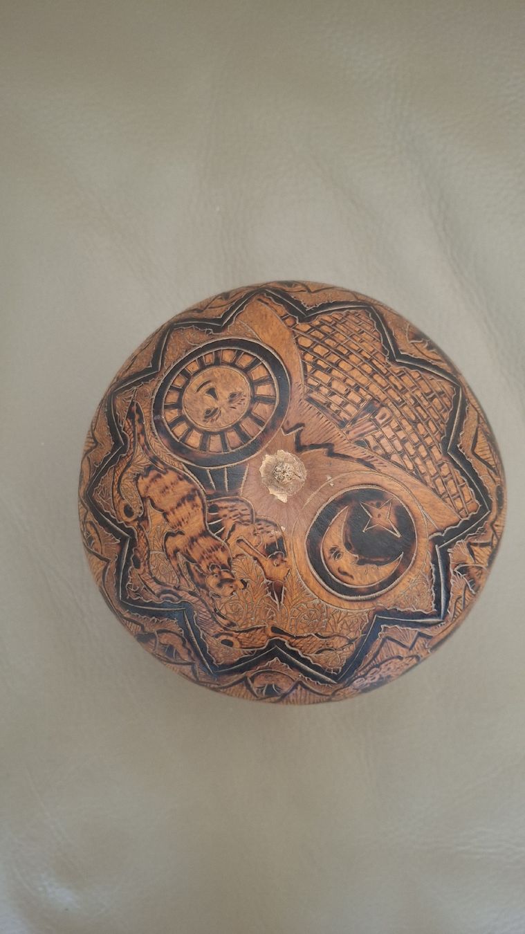 Tutte le decorazioni: Calebasse décorative sculptée objet d'art  – Nuovo (secondo la descrizione) da Genève venduto da Ipe 1